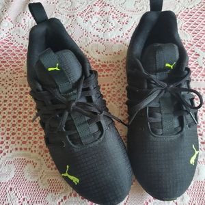 Youth or Women's Puma Tennis shoes